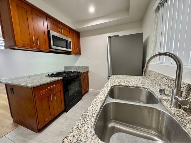 Building Photo - Stylish 2 bed + 2.5 bath + loft townhome nestled in Santa Monica south of Montana