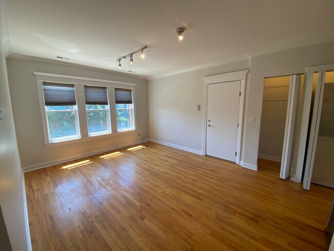 Building Photo - 1156 W Cornelia Ave