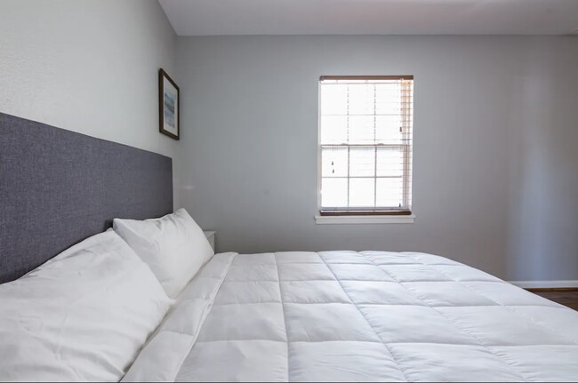 Master bedroom - 9305 Emnora Ln