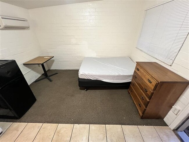 Building Photo - 1643 S State St