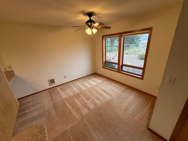 Building Photo - County Setting in NW Bend - 3 Bedroom / 2 Bathroom