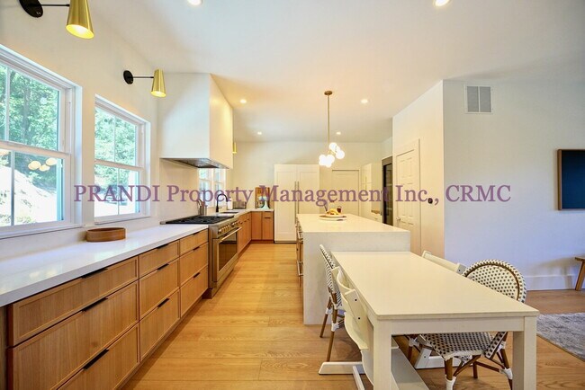 Building Photo - Classic, Modern and Private Home with Fres...