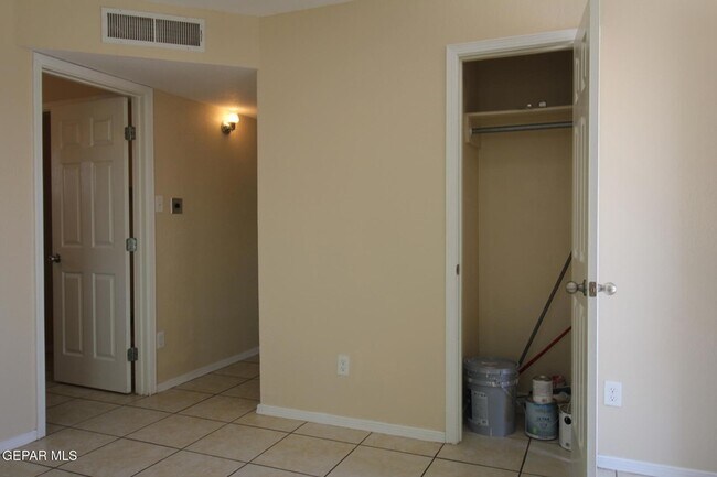 Building Photo - 9145 Begonia Pl