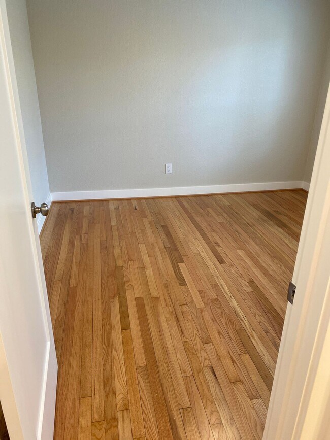 Building Photo - Modern Vintage Alberta Arts  1250sqft 1BR-...