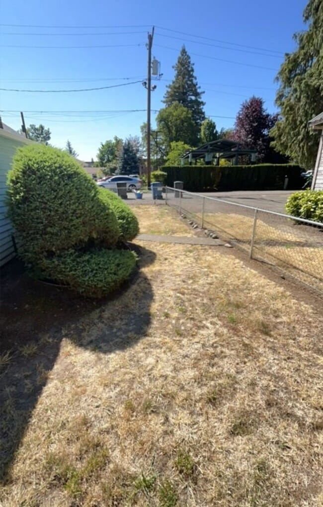 Building Photo - SMALL COTTAGE LIKE HOME IN DESIRABLE WEST ...