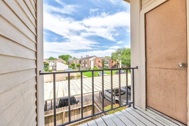 Building Photo - 3742 Thistlemont Dr