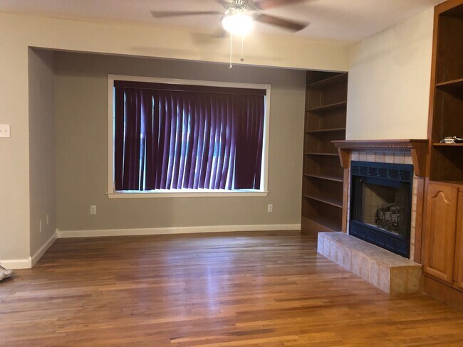 Building Photo - 4 Bedroom / 2.5 Baths / 2 Car Garage with ...