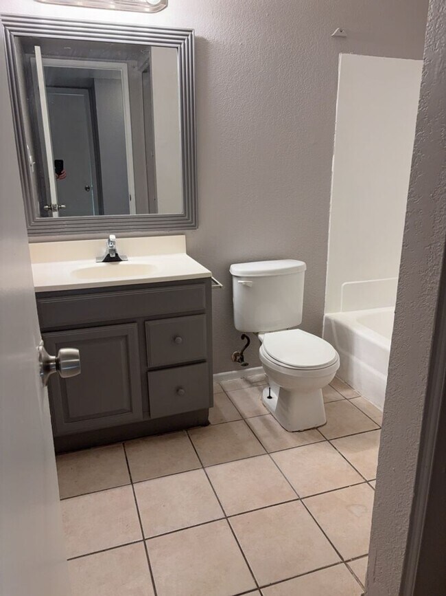 Building Photo - 3 bed 2 bath in Phoenix!!  Ready for Move In!