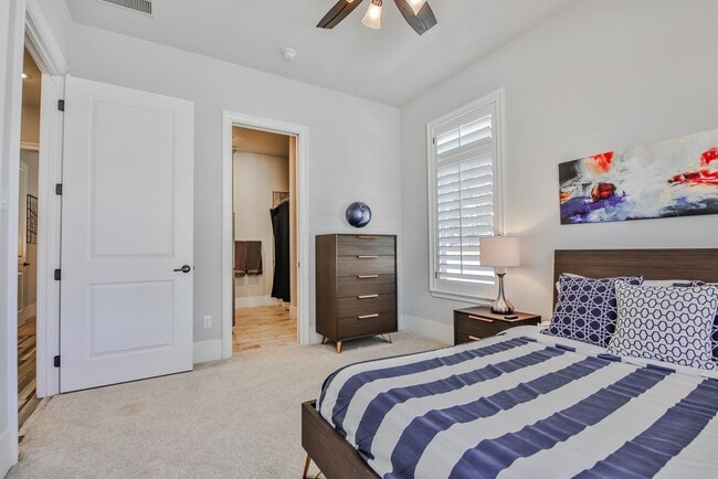 Building Photo - Stunning 4-Bedroom Luxury Home with Resort-Style Pool in Prestigious Oakmont Estates – Available ...