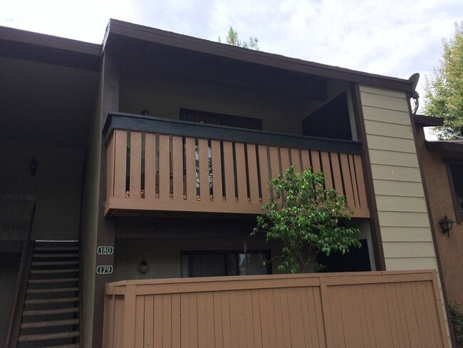 Building Photo - Spacious 1 Bedroom Unit in Pheasant Creek