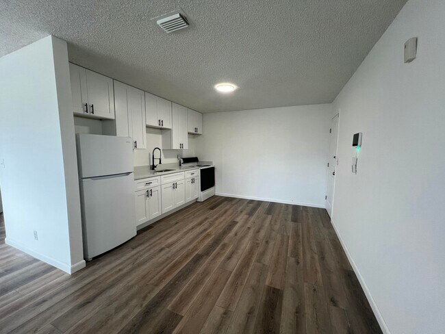 Building Photo - 603 Clear Lake Ave