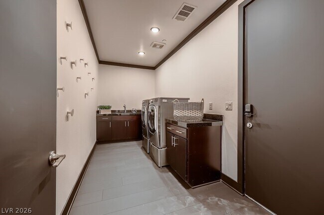 Building Photo - 917 Vegas View Dr