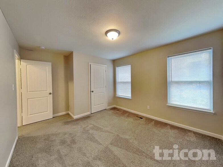 Building Photo - 906 W Clinton St