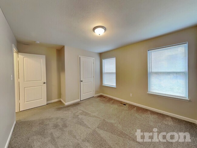 Building Photo - 906 W Clinton St