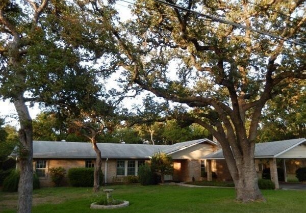 Building Photo - Available July 6: Spacious Home With Large...
