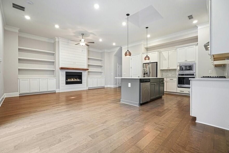 Building Photo - 123 Village Green Ave