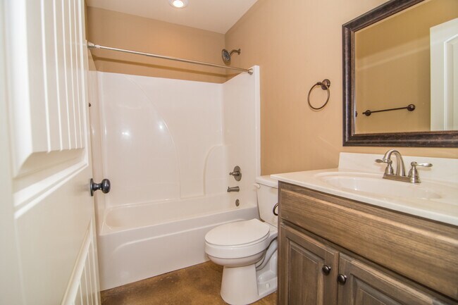 Building Photo - 3 Bed 2 Bath