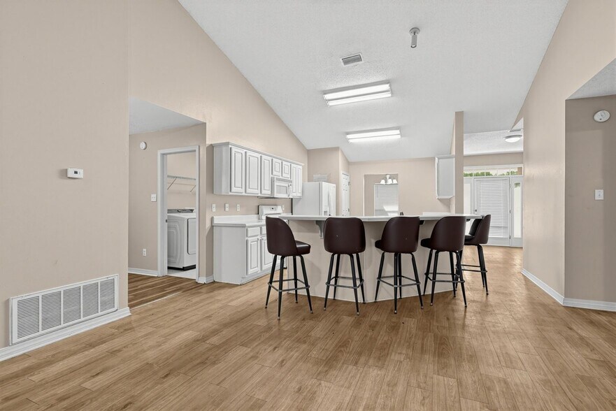 Building Photo - 1387 Hunters Ridge Dr W
