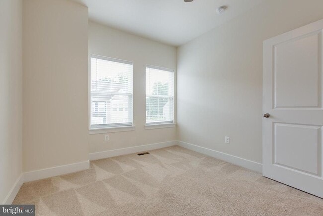 Building Photo - 2546 Buckthorn Dr