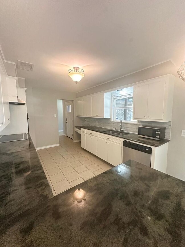 Building Photo - 3 Bed 2 Bath Ready to Rent ASAP! Fully remodeled bathrooms!