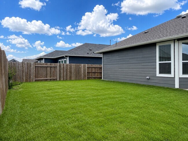 Building Photo - Beautiful 3 Bedroom Home + Study in Paramount