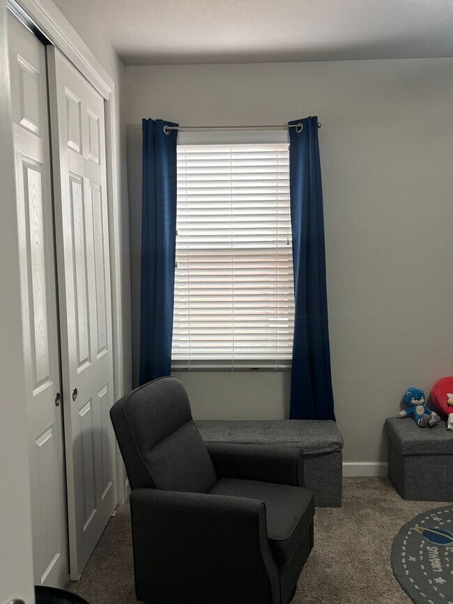 Building Photo - Charming 4 Bedroom 2.5 bath house in a Gat...