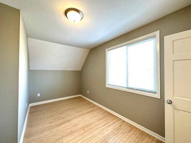 Building Photo - AVAILABLE JUNE - 5 Bed, 2 Bath Newly Renovated Home