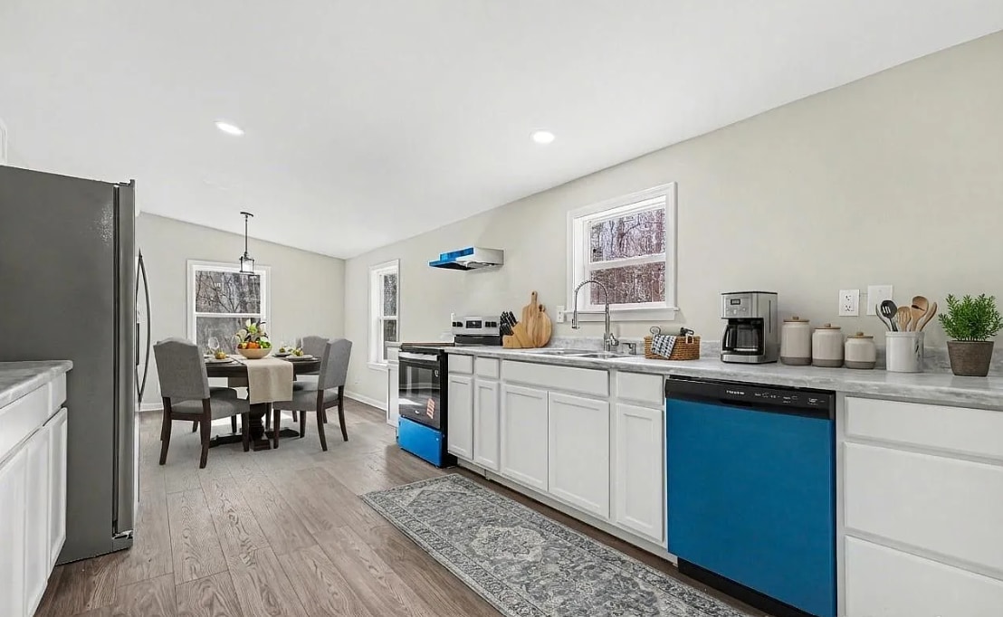 Building Photo - 5050 Park Creek Dr