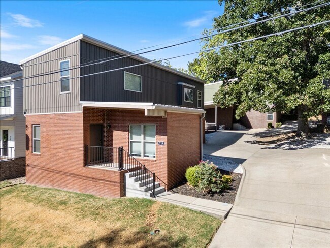 Building Photo - 719 Oakland Ave