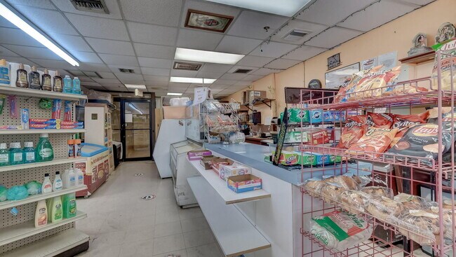 Building Photo - 2555 Collins Ave