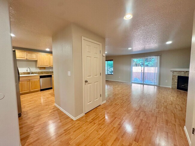 Building Photo - EZ living, Private Townhome setting Central Vancouver