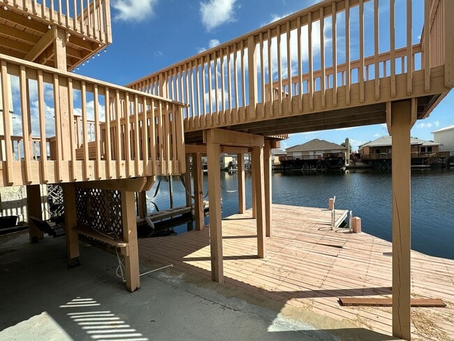 Building Photo - ISLAND LIVING!