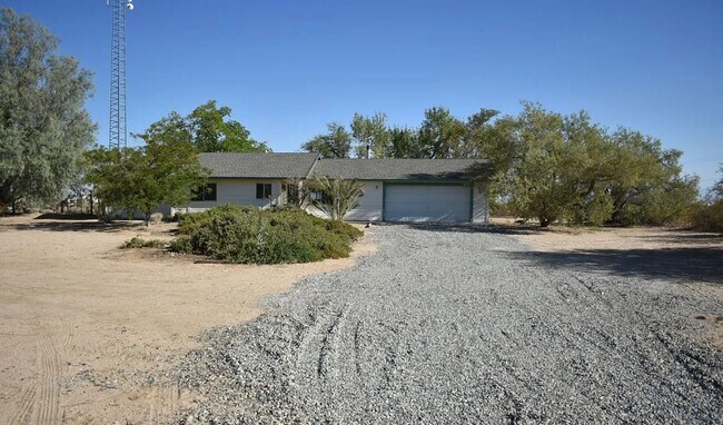 Building Photo - 3Bed, 2Bath **ON 2.5 ACRES!** Internet Paid.