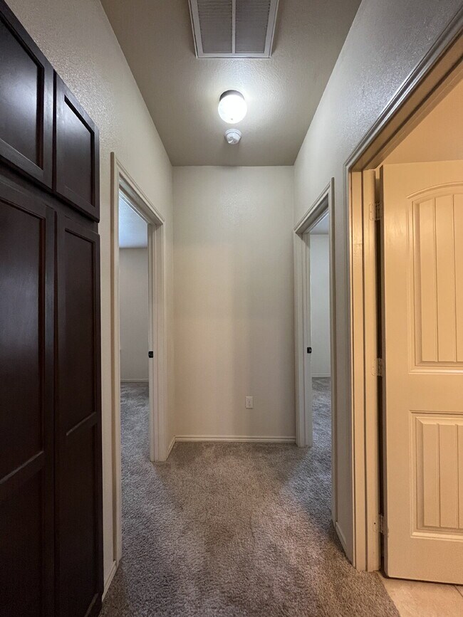 Building Photo - Cute 3/2/2 townhome in the Lubbock-Cooper District
