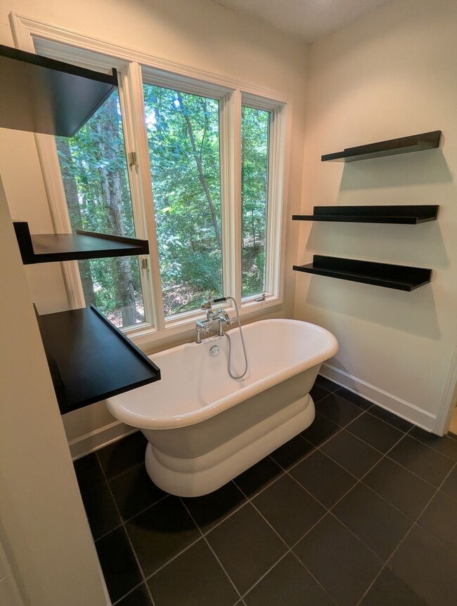 Building Photo - Fabulous 5 Bedroom Home in North River