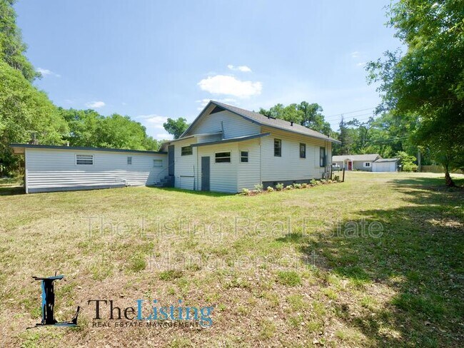 Building Photo - 611 E Plymouth Ave