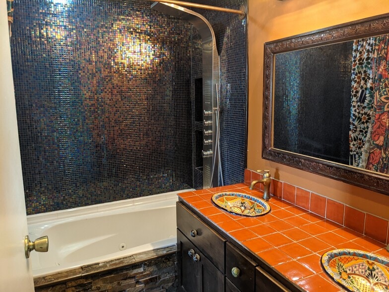 Dual vanity, jacuzzi tub - 2854 S Meade St