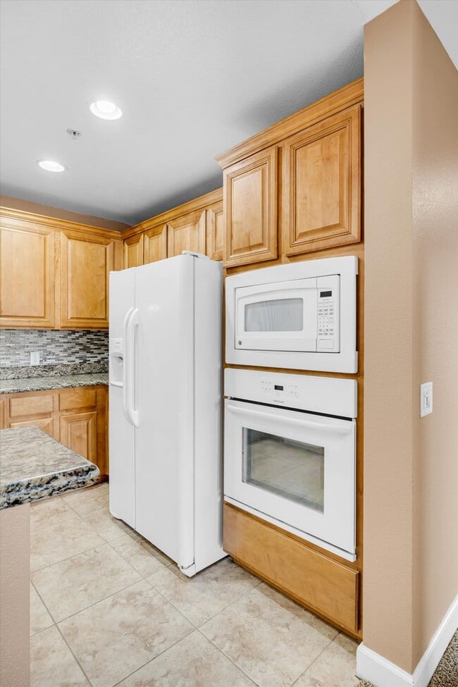 Building Photo - Sought after Park Avenue Condominiums/Top Floor Three Bedroom