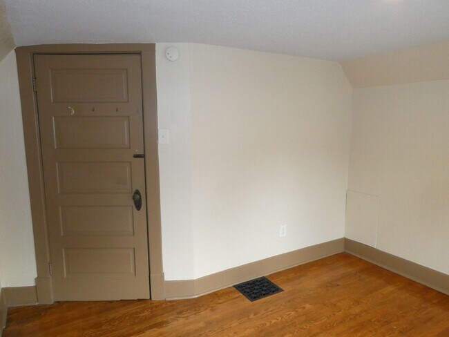 Building Photo - 2 Bedroom House Downtown