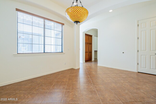 Building Photo - 734 W Juniper Ln