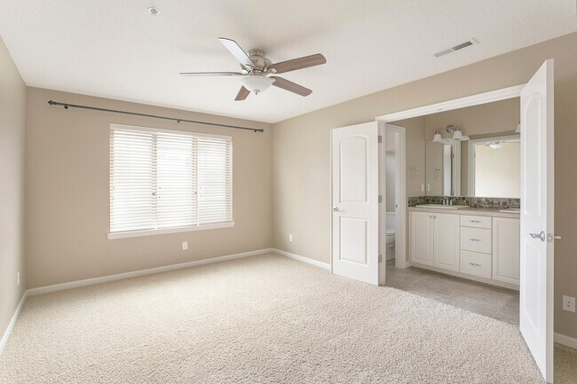 Building Photo - 3 Bedroom 2.5 Bathroom Townhome in the Hea...