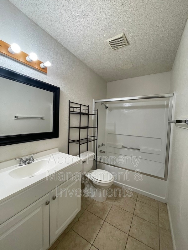 Building Photo - 806 W 26th St