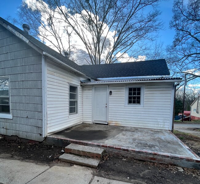 Building Photo - 720 Gra