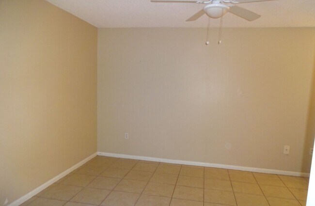 Building Photo - 1br/1ba Wimbledon Condo with Tile Floors a...