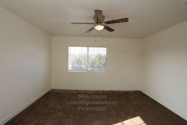 Building Photo - Newly Renovated 4 bedroom + 2 1/2 bathroom...