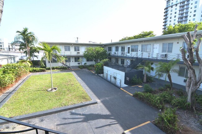 Building Photo - 2170 NW Flagler Terrace