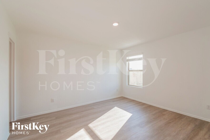 Building Photo - 453 Maple Bnd Ln