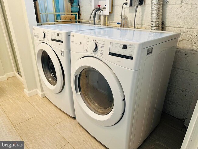 Building Photo - 2500 Lake Ave