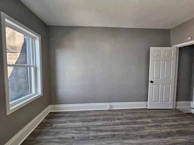 Building Photo - Newly updated 2 bedroom 1 bath apartment f...