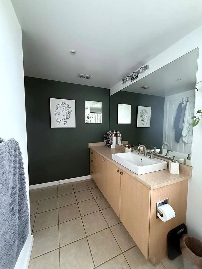 Building Photo - 1919 Van Buren St